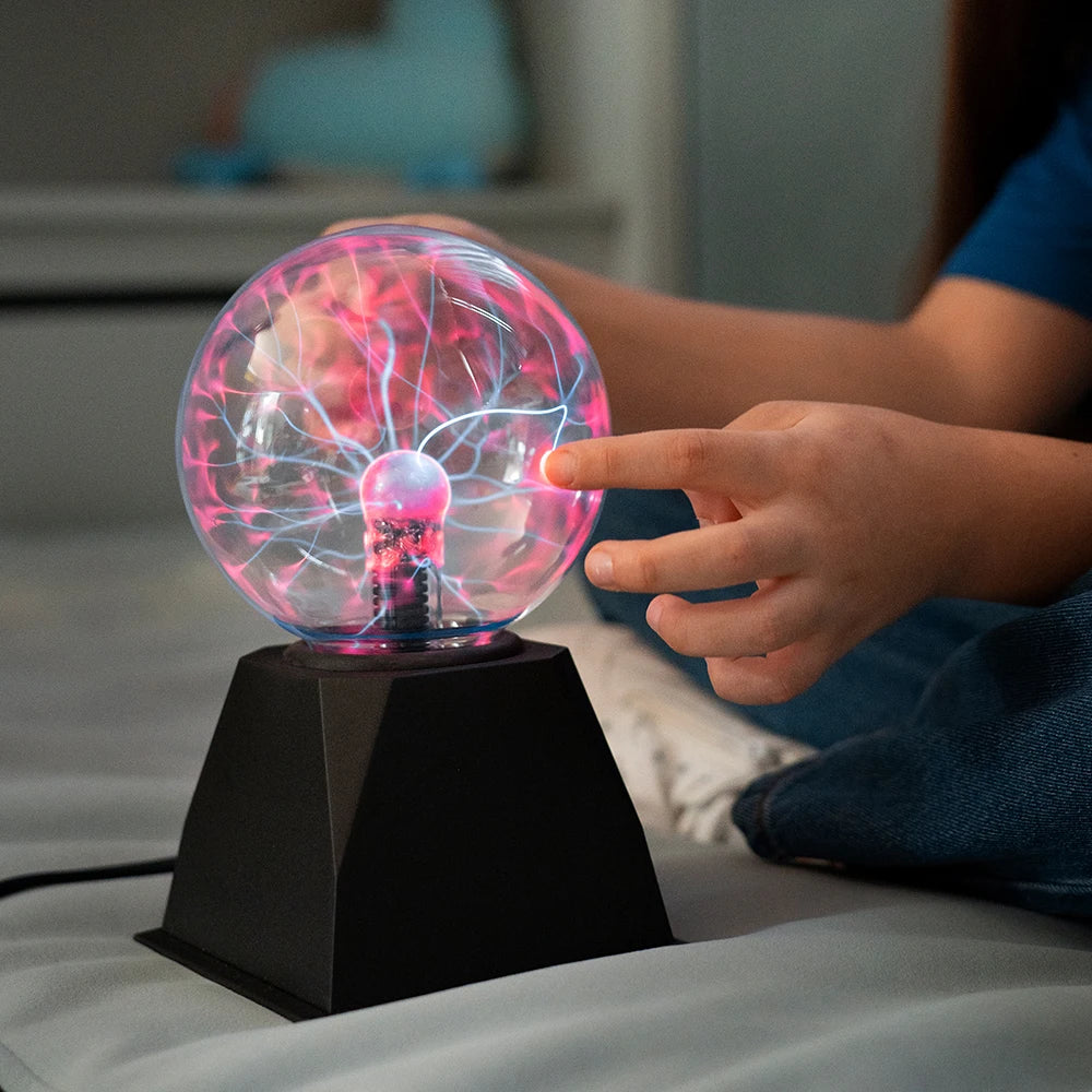 Les éclairs du globe plasma suivent le doigt